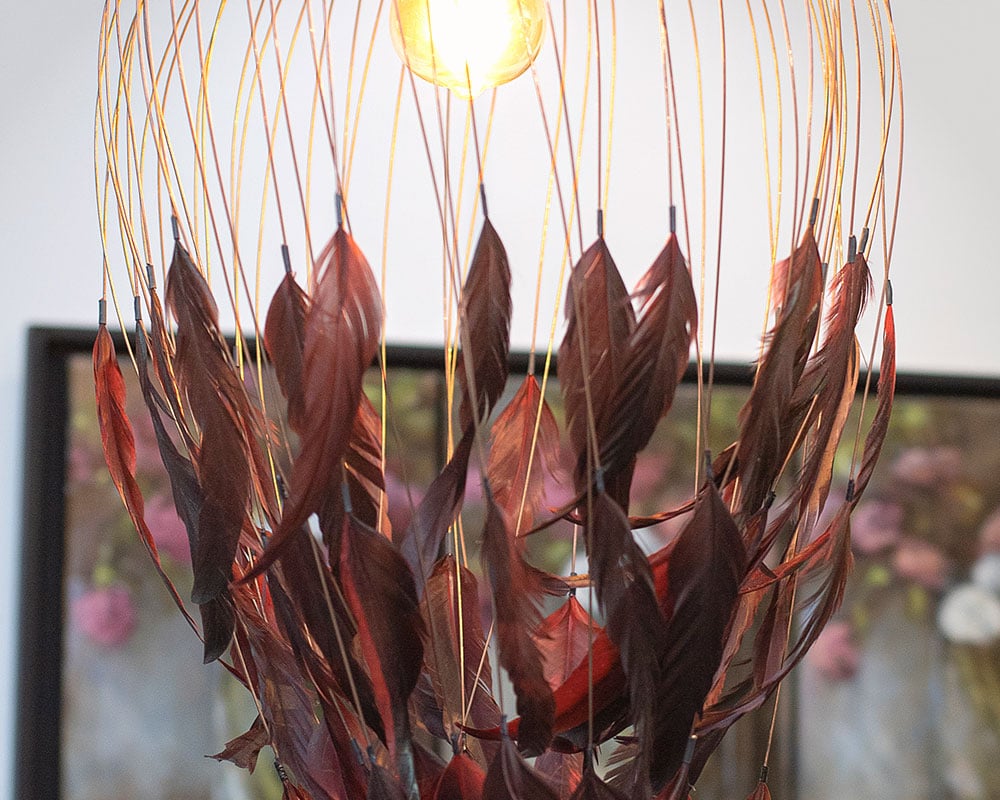 Phoenix - Luminaire métallique habillé de plumes de queue de coq. Création de la plumassière Béatrice Bost Le Moel