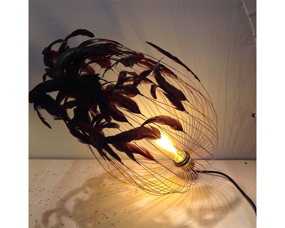 Phoenix - Luminaire métallique habillé de plumes de queue de coq. Création de la plumassière Béatrice Bost Le Moel