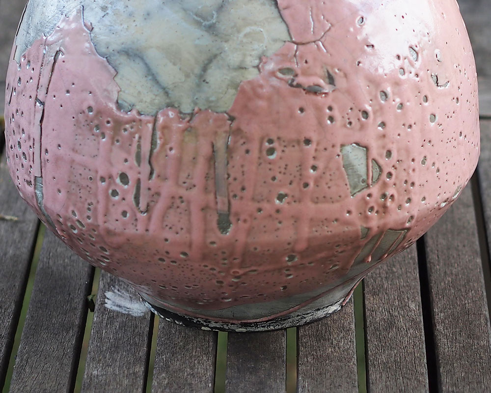 Vase rose en grès technique raku d'Olivier Fisbach