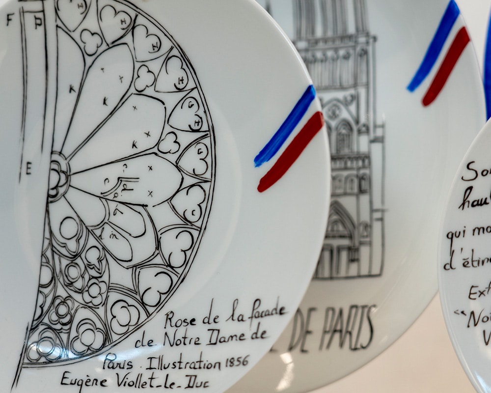Composition murale de 6 assiettes "Histoire sur socle - Notre Dame de Paris" - Rosace Notre Dame de Paris
