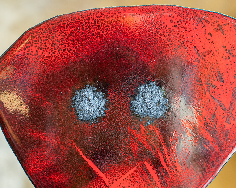 Détail d'une scuplture "Miroir d’Âme" en plaque de cuivre émaillée rouge