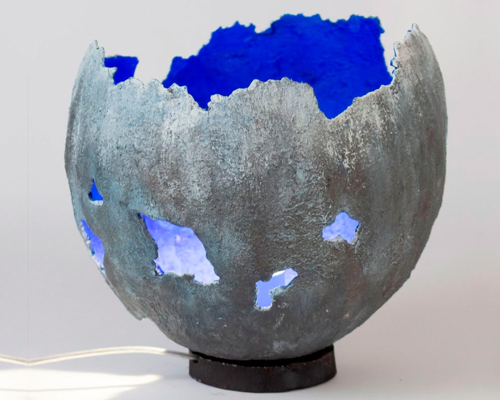 Luminaire gris et bleu à poser en béton - Oeuf béton de Natalie Sanzache