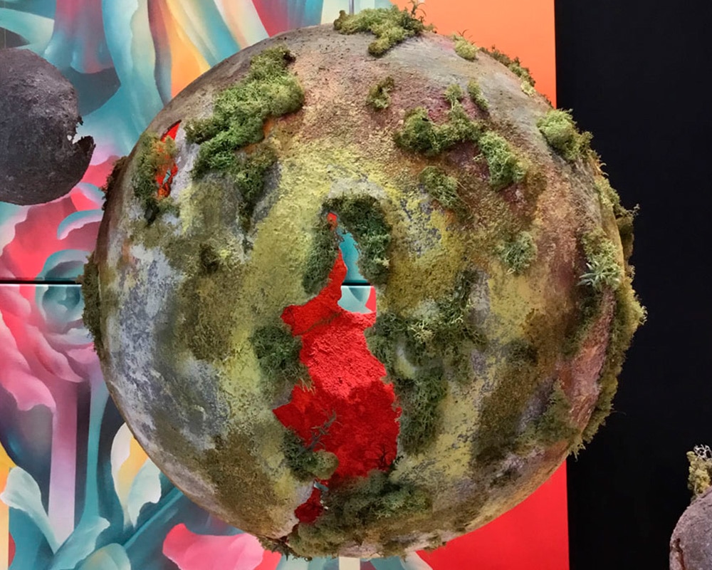 Planète Avatar - Sculpture en ciment et végétation de Natalie Sanzache