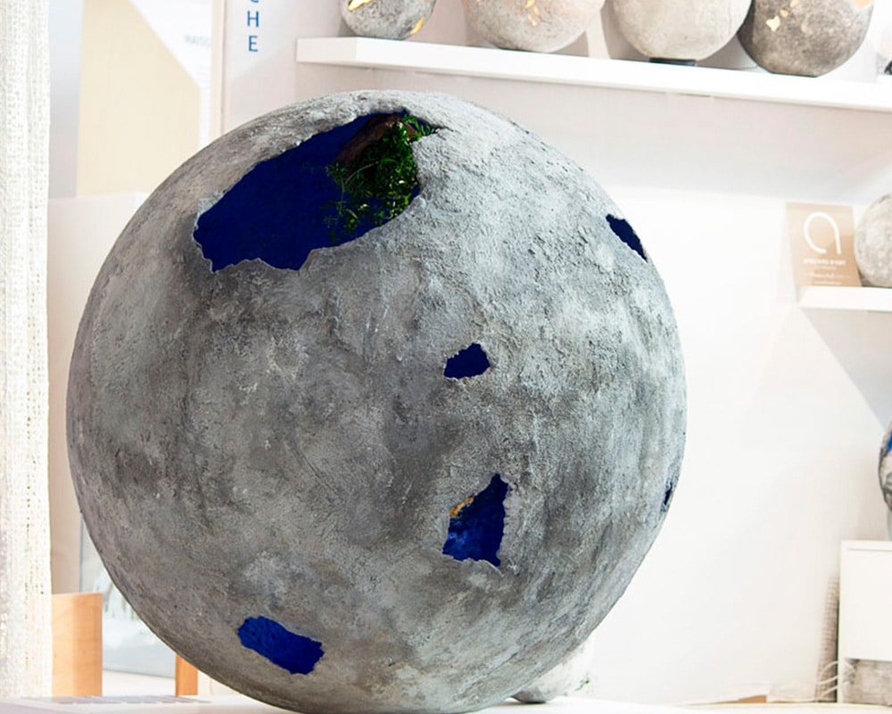 Planète Bleue - Imposante planète en ciment de Natalie Sanzache