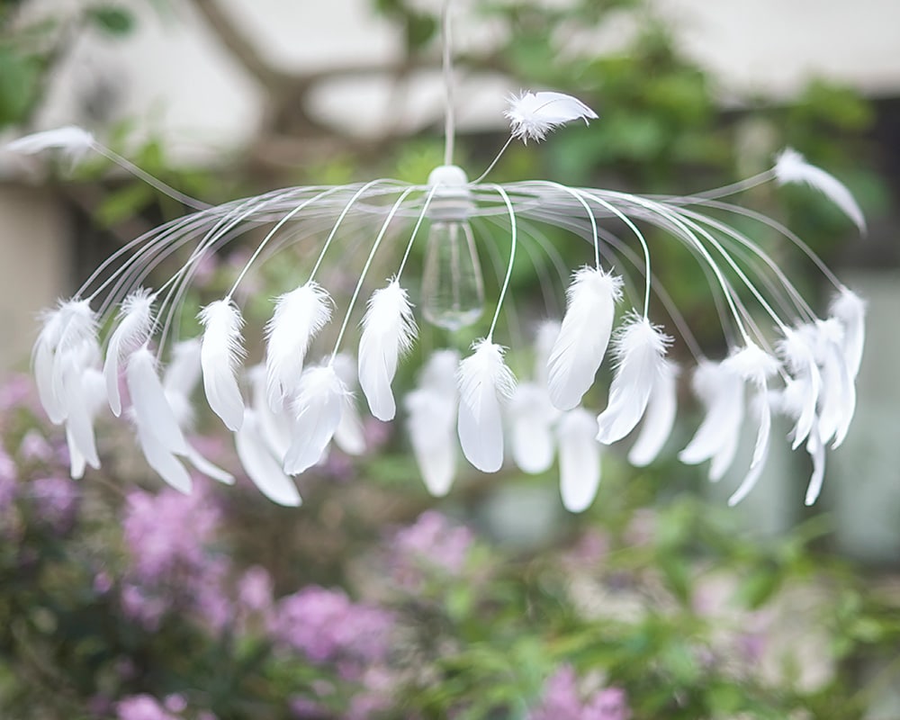 Luminaire suspendu "Séléne" en plumes blanches - Oeuvre de la plumassière Plumavera