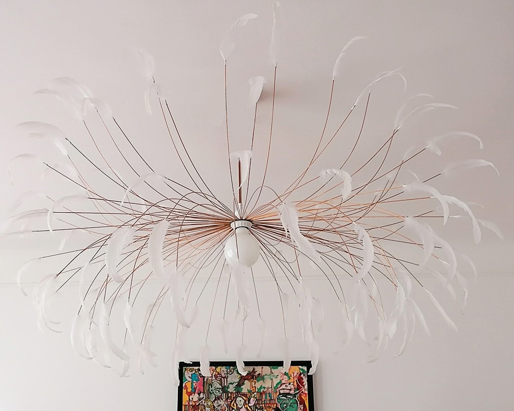 Luminaire suspendu "Inti" en plumes blanches - Oeuvre de la plumassière Plumavera