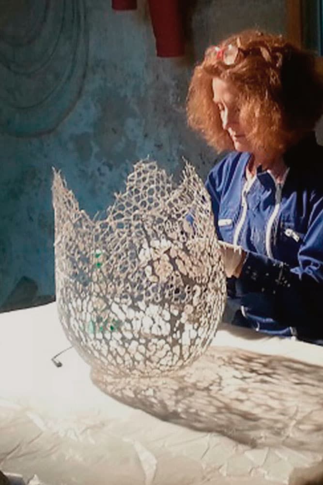 Geste de la sculptrice de béton Natalie Sanzache dans son atelier