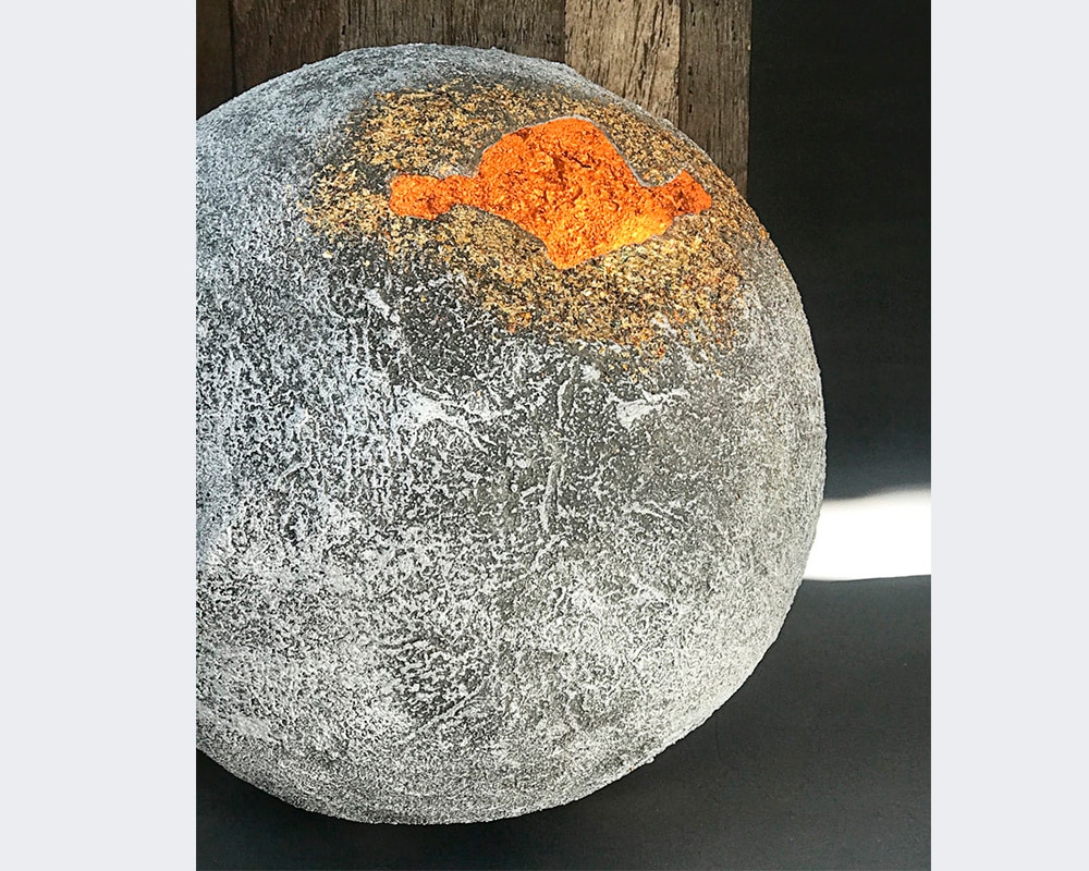 Météorite - Planète en ciment de Natalie Sanzache