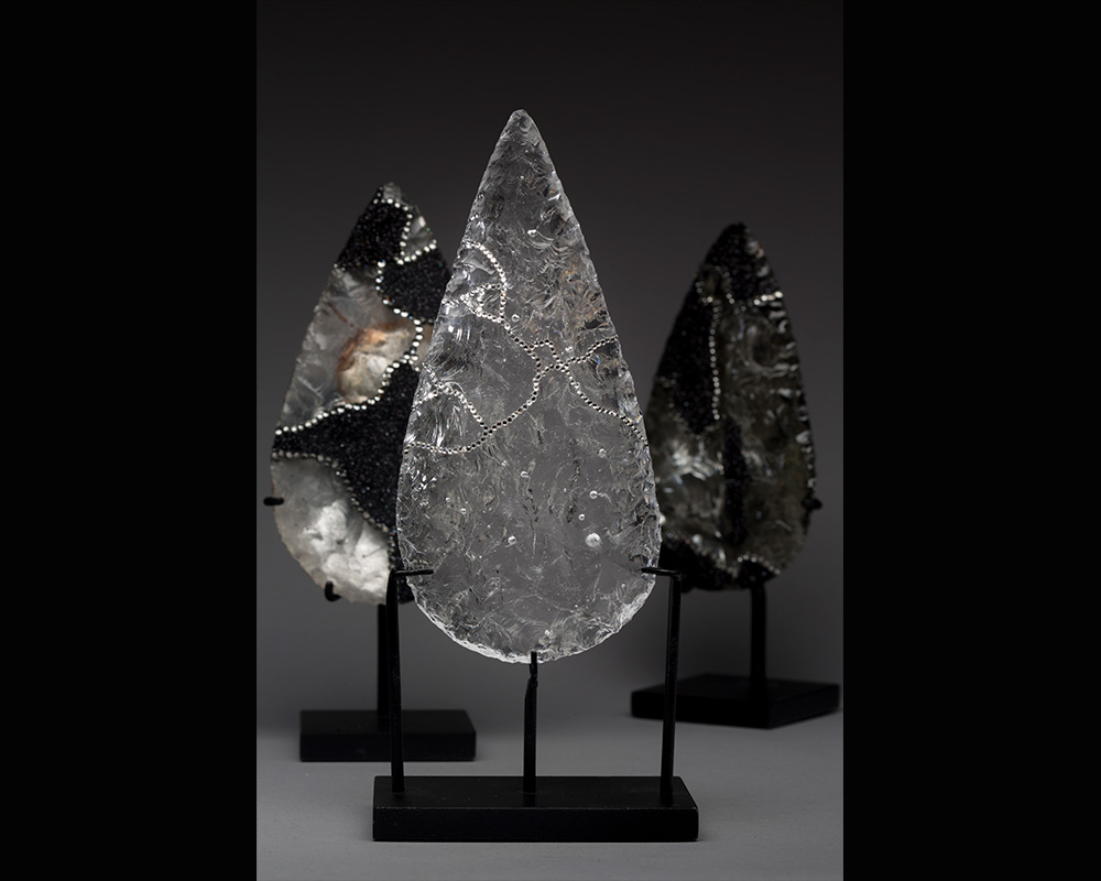 Sculpture "Fashion biface 2" en cristal, cristaux swarovski, feuilles d'or, paillettes de Marion Fillancq